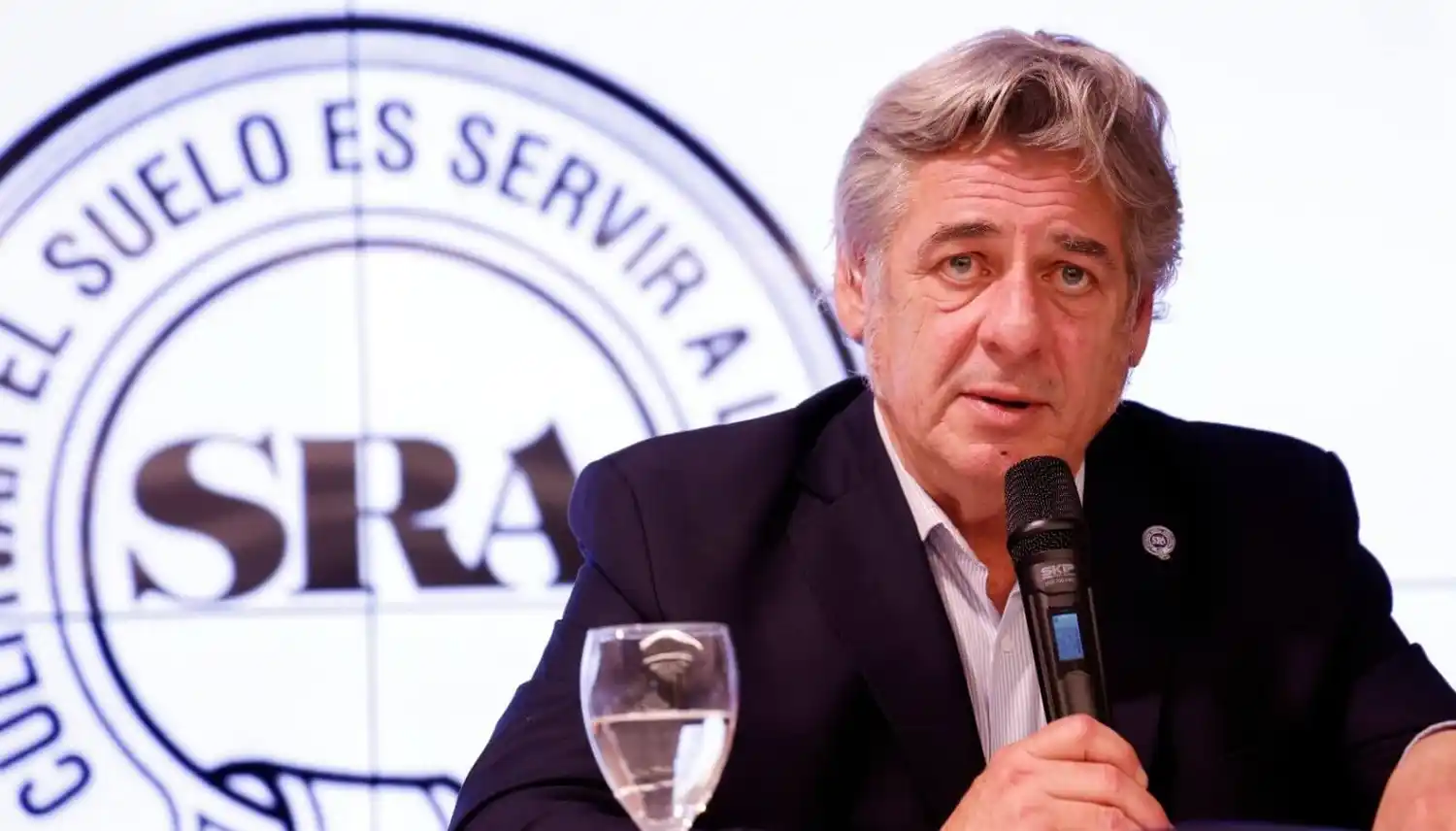 Pino dio una conferencia de prensa en la Rural.