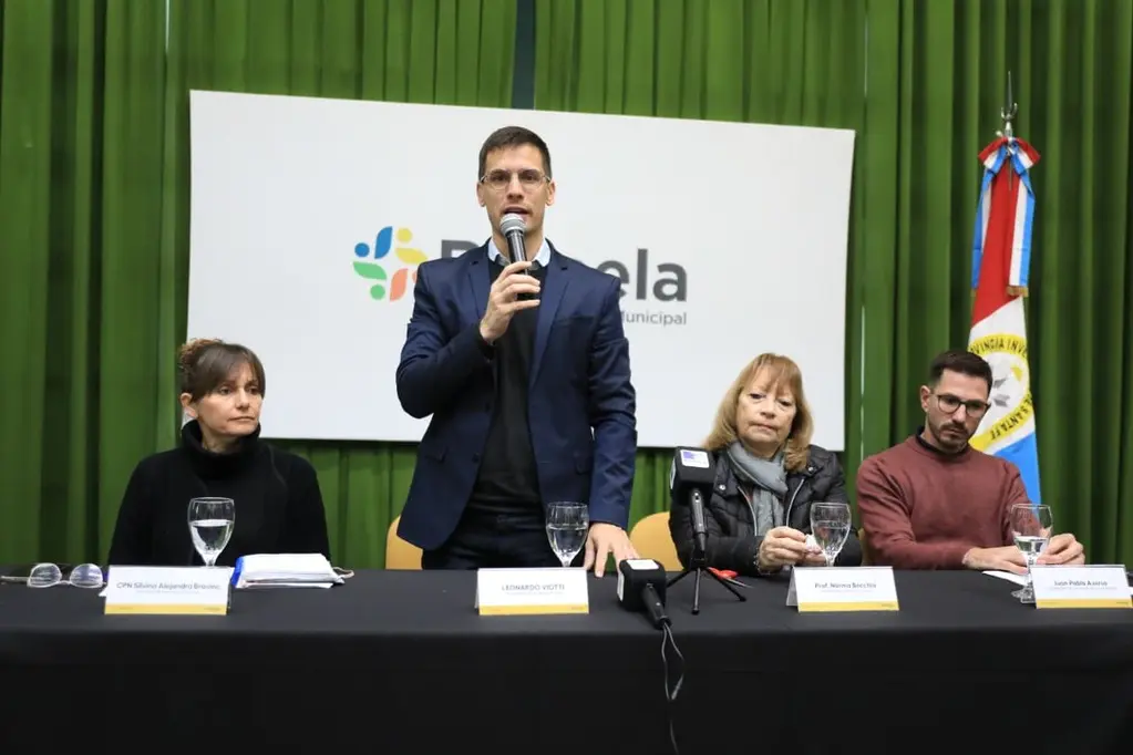 Viotti encabezó el acto de apertura de sobres para la compra de garitas para el transporte público