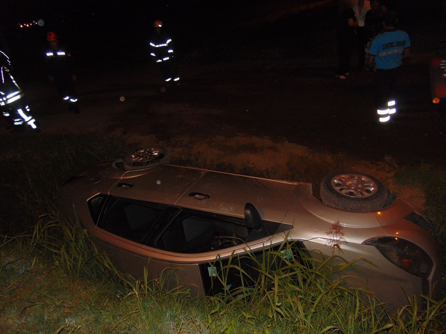 El auto quedó lateralizado dentro del cunetón.