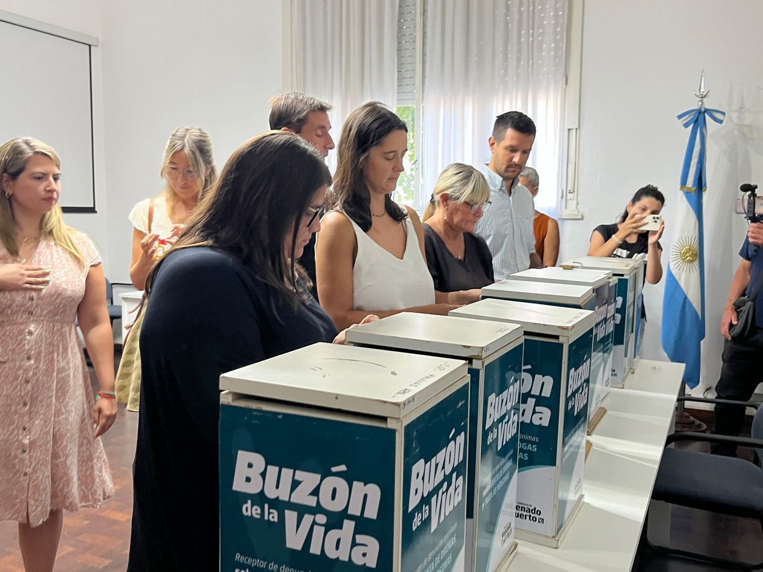 Funcionarios, concejales y representantes de instituciones encabezaron el acto de apertura.