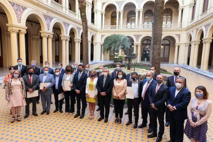 El Gobierno firmó el consenso fiscal