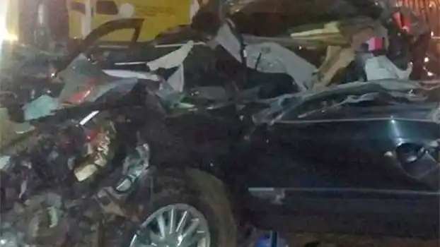 Murió un matrimonio y una niña de dos años está grave tras choque frontal