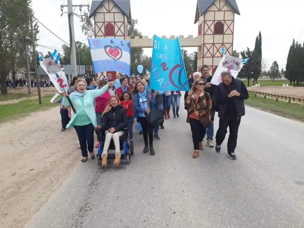 En Crespo marcharon pidiendo «salvar las dos vidas»