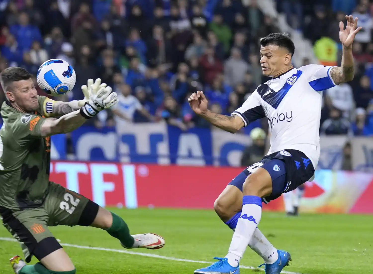 Herrera y Bou, en una acción sobre el arco de Talleres.