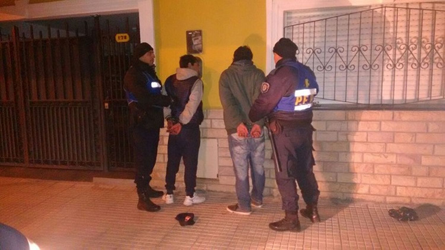 Siguen detenidos los dos atacantes del joven internado