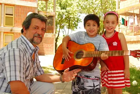 La Solapa y ElDía hicieron entrega de dos guitarras