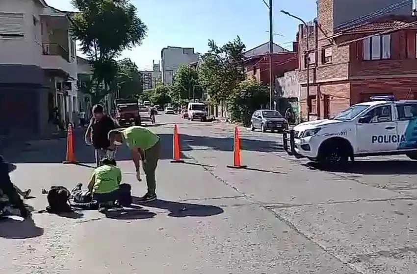 Una motociclista y su acompañante sufrieron lesiones tras chocar con un auto