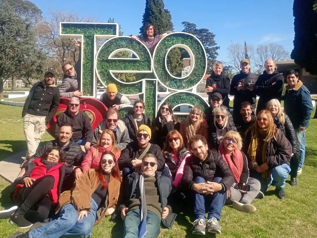 El actor Gustavo Garzón y los teatreros, reunidos en el corazón de la plaza Ituzaingó.  Foto: Gentileza.