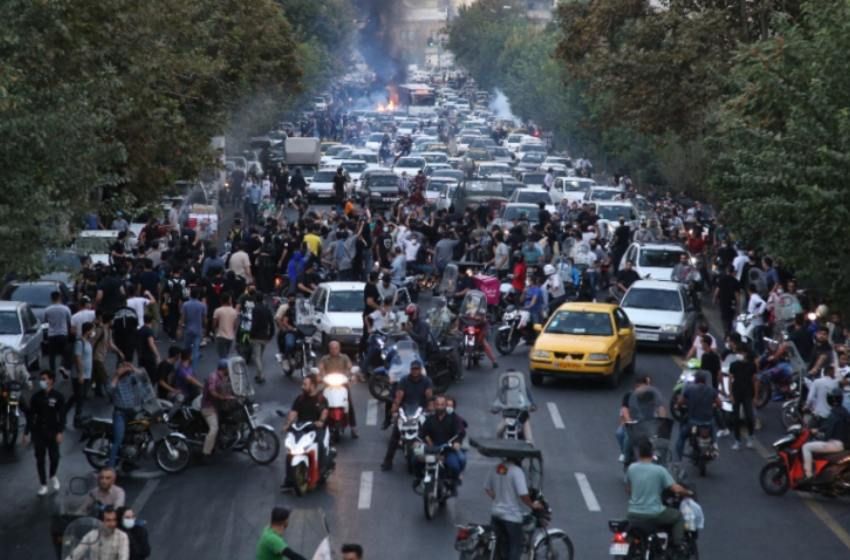 La policía de Irán promete reprimir firmemente las protestas por la muerte de una mujer