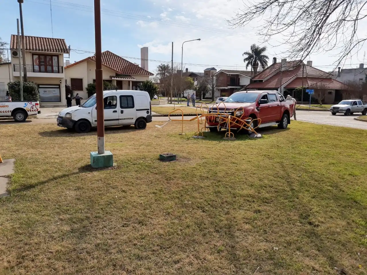 Urdinarrain: Dos autos terminaron en una plaza tras un violento choque