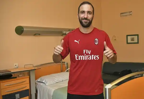 Milan oficializó la llegada de Pipita Higuaín