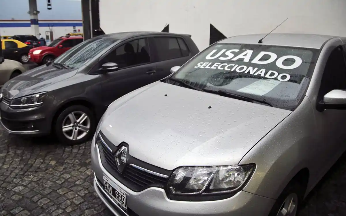 En julio la venta de autos usados subió en el país pero bajó en la Provincia: Cuál es el modelo más buscado