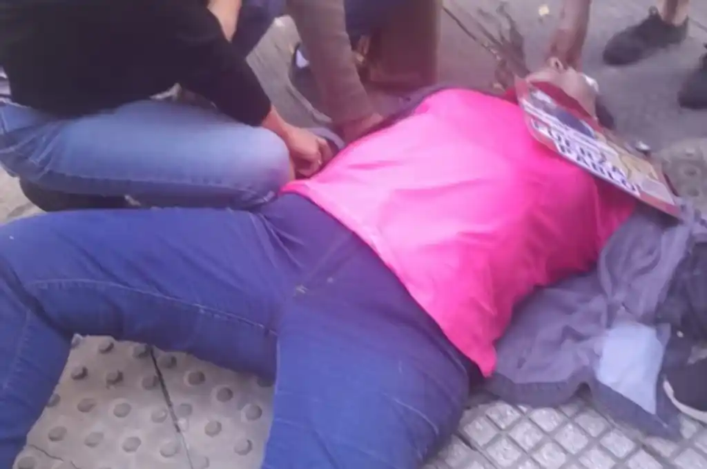 Congreso: una jubilada se cayó al intentar tirar las vallas y debió ser hospitalizada