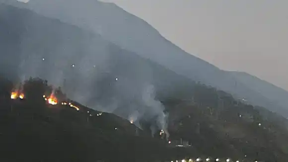 Voraz incendio se registró en el Parque Nacional Waraira Repano (Ávila) este 25Mar (VIDEOS)