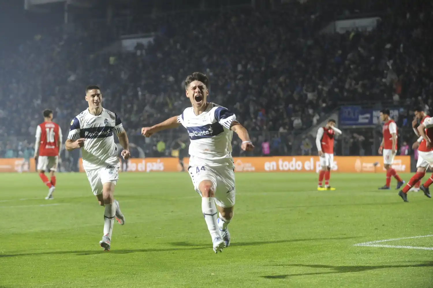 En medio del conflicto entre el plantel y la dirigencia, Gimnasia le ganó a Independiente y es el nuevo líder de la LPF