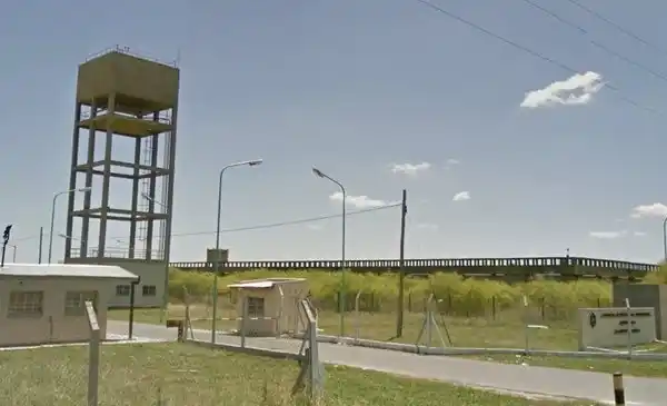 Un guardiacárcel platense del penal de Varela dio Covid-19 positivo