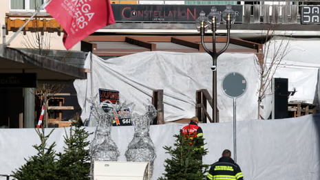 Bengalas sobre botellas de champaña: la principal hipótesis del incendio mortal en Crans-Montana