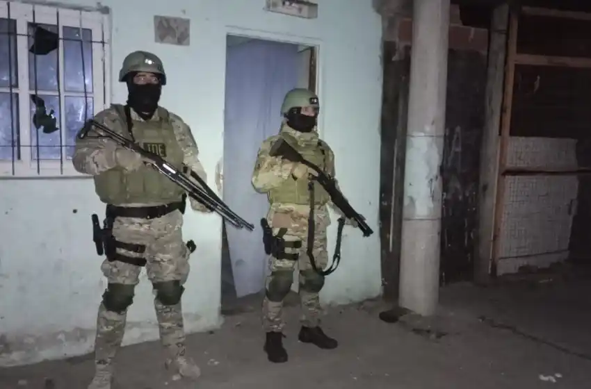 Allanamientos en Empalme Graneros: detuvieron a 8 personas y desmantelaron un búnker de «La Mafilia»