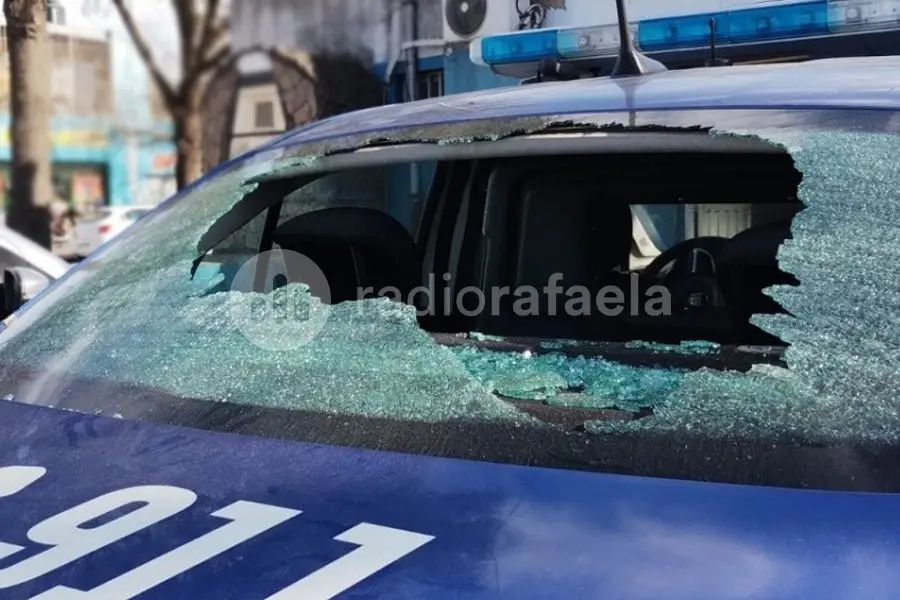 Un menor de edad destrozó la luneta de un patrullero a la vista de los efectivos