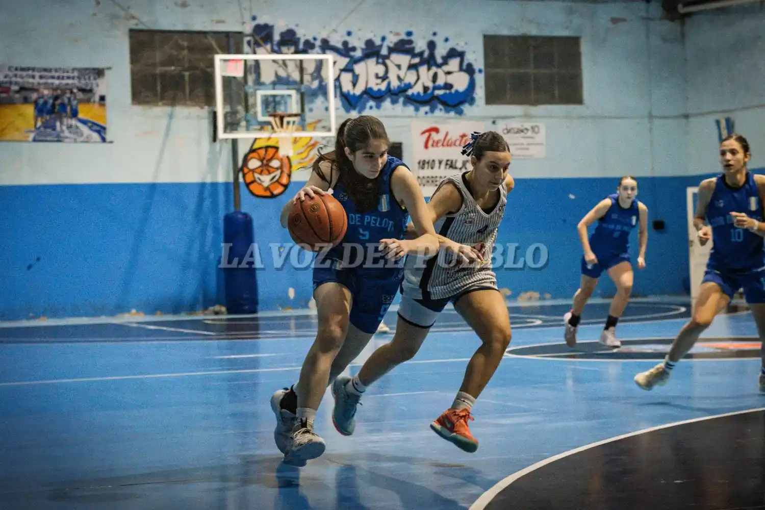 Pilar Aymonino de Club de Pelota conduce el balón ante la presión de Clara Martínez de Rivadavia (Foto: ALE ZYGAL)