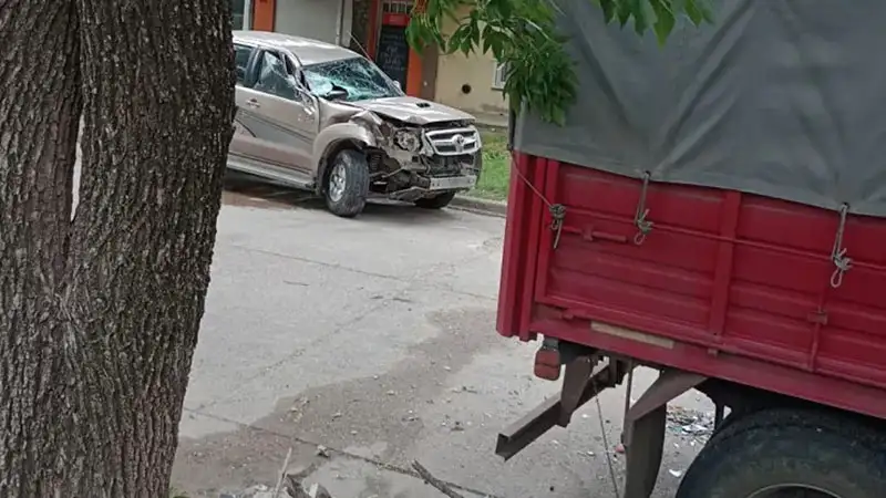 Fuerte siniestro: una camioneta impactó contra un camión