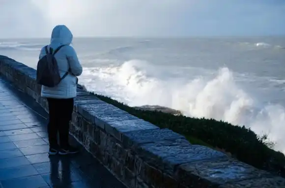 Un sábado con cielo nublado, ráfagas y lluvias que llegan por la noche