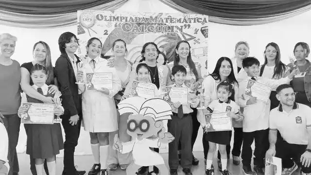 Entrega de menciones y trofeos en la 21.a
edición de las Olimpíadas de Matemática