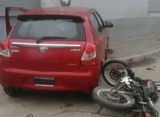 Un joven resultó fracturado al chocar en moto