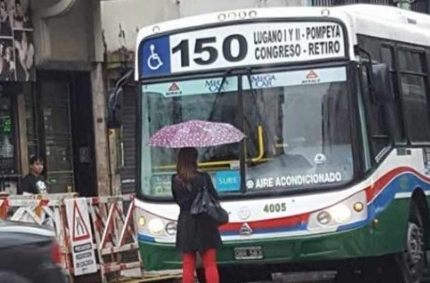 El chofer no le abrió la puerta y se paró frente al colectivo por diez minutos