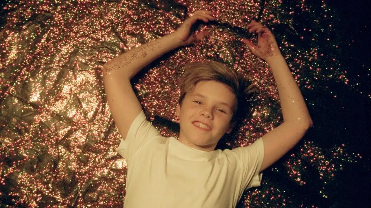 El video navideño éxito del hijo de David y Victoria Beckham