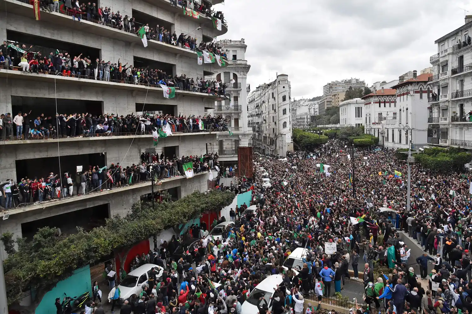 El presidente Abdelaziz Buteflika regresó a Argelia, mientras siguen las protestas