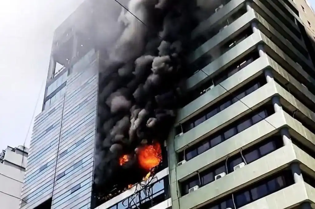 La causa del siniestro sería una falla eléctrica que derivó en una fuerte explosión.