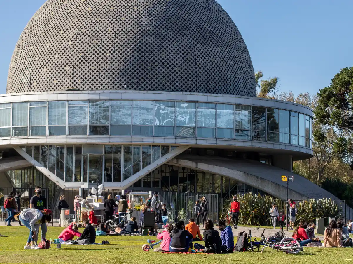  A 6 meses del aislamiento, el país tiene uno de los índices más bajos de muertos por millón de habitantes