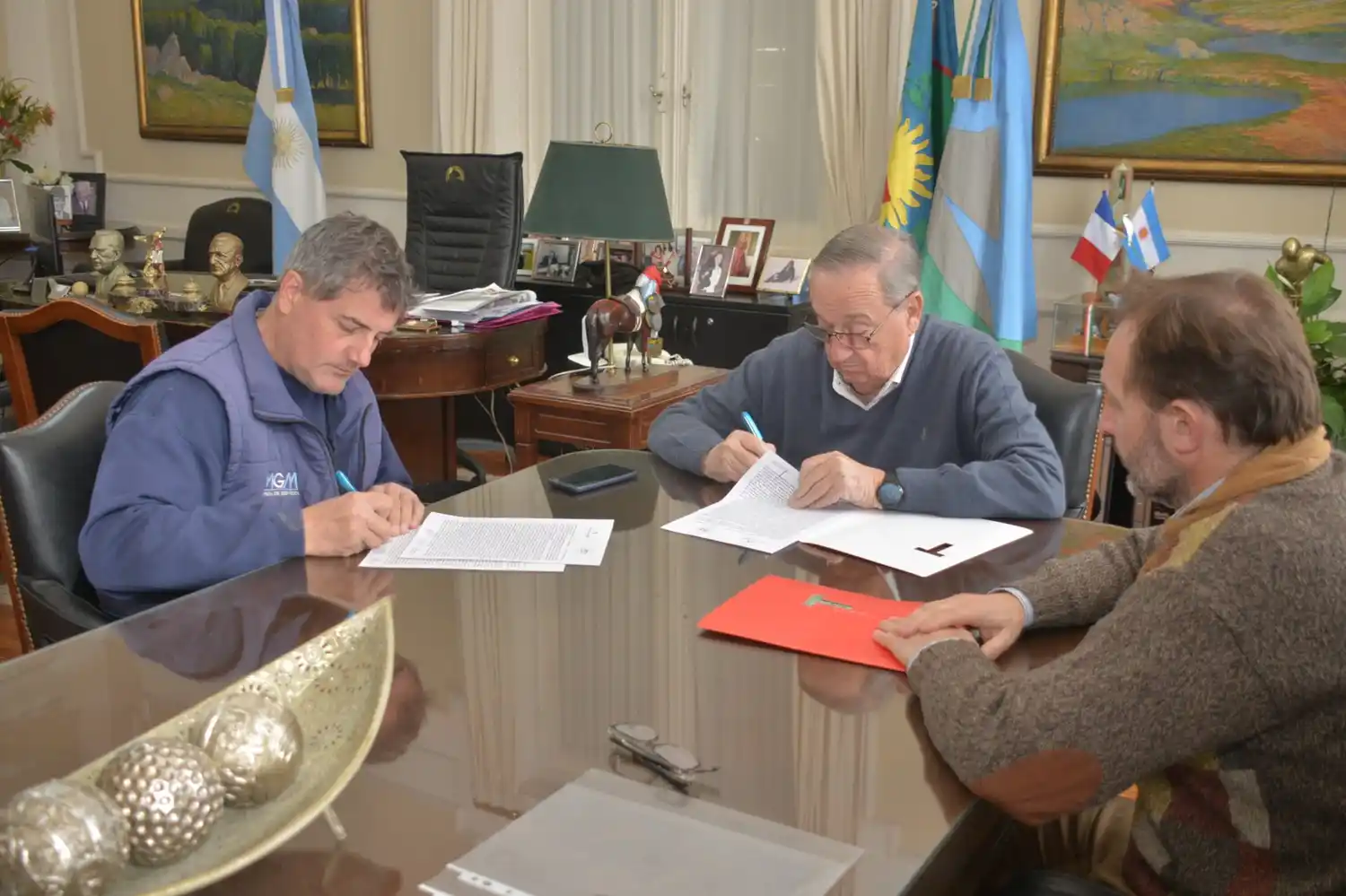 Lunghi firmó los contratos para comenzar las obras de extensión de la red de agua.