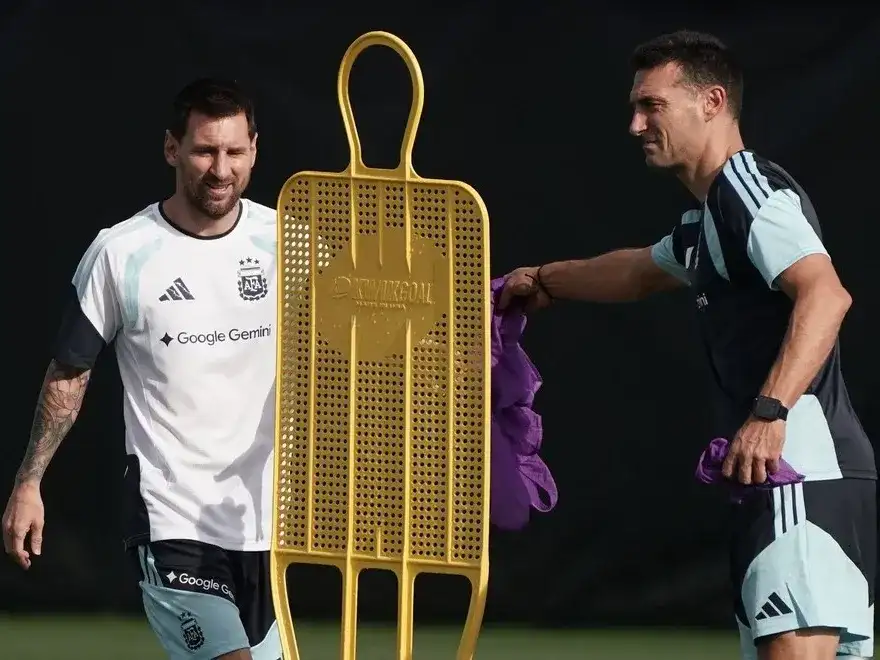 Scaloni tomó una decisión sobre el Dibu Martínez y Lionel Messi de cara al partido con Jordania