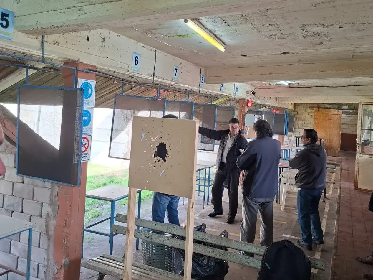 Los funcionarios recorrieron los distintos sectores destinados a la práctica de tiro, verificaron las instalaciones, la documentación habilitante de la institución, las medidas de seguridad existentes y el resguardo del material controlado.