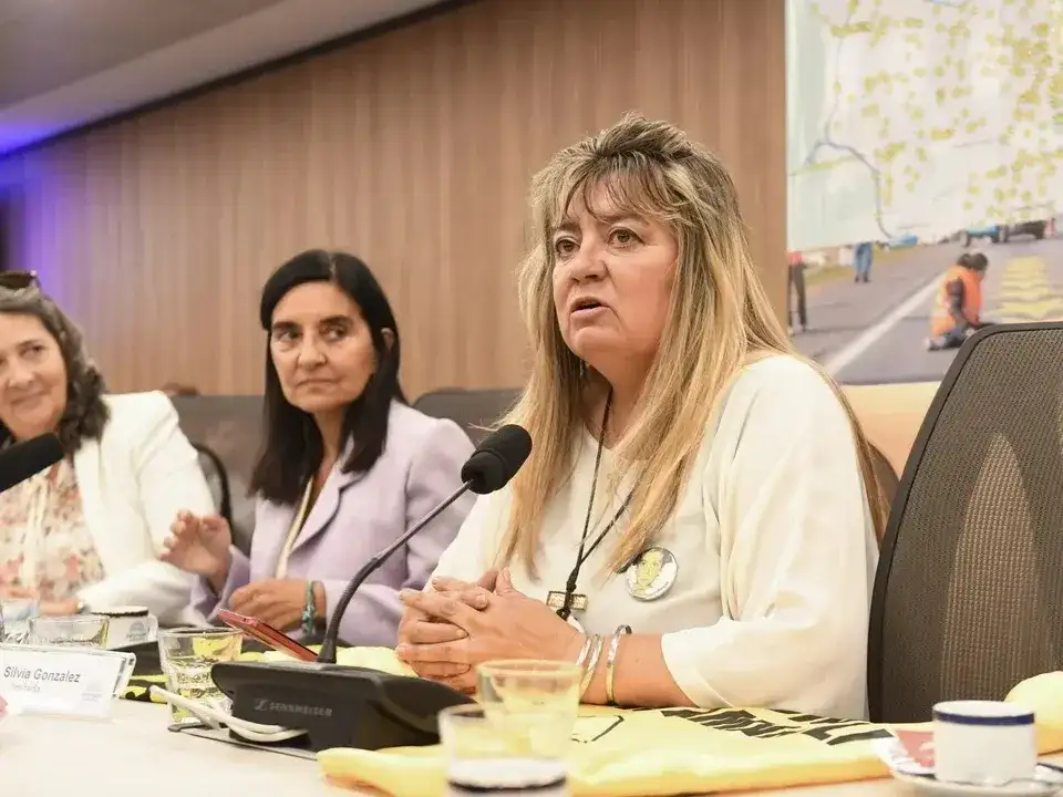Silvia González, de Estrellas Amarillas. Detrás, Vivian Perrone  y María Luján Rey.