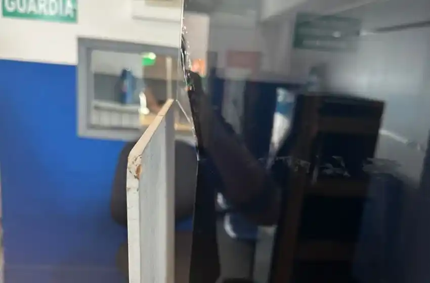 Ataque de furia: le hicieron una multa de tránsito y rompió la mampara de una comisaría