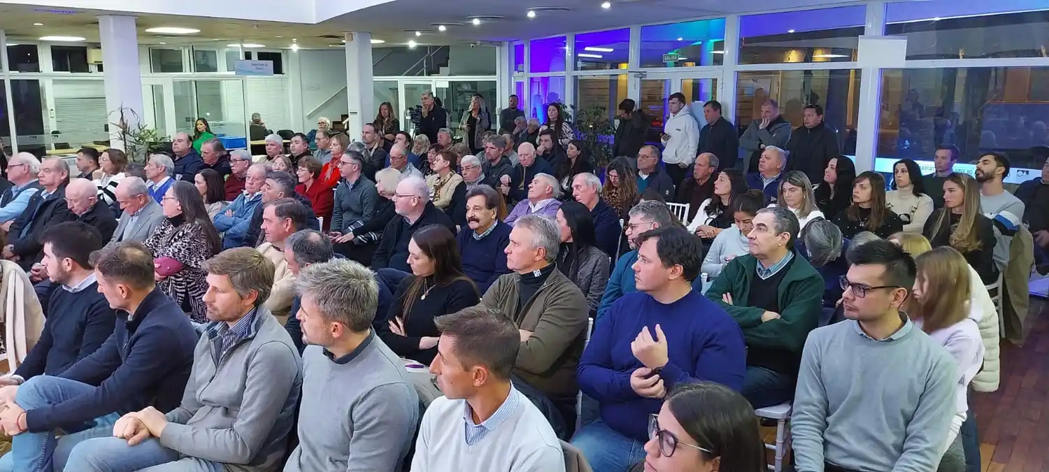 Autoridades del Departamento Ejecutivo y miembros del Concejo, en las primeras filas. Foto: Sur24