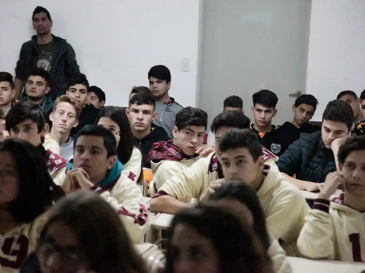 Estudiarán y trabajarán la mitad de los que siguen la universidad   