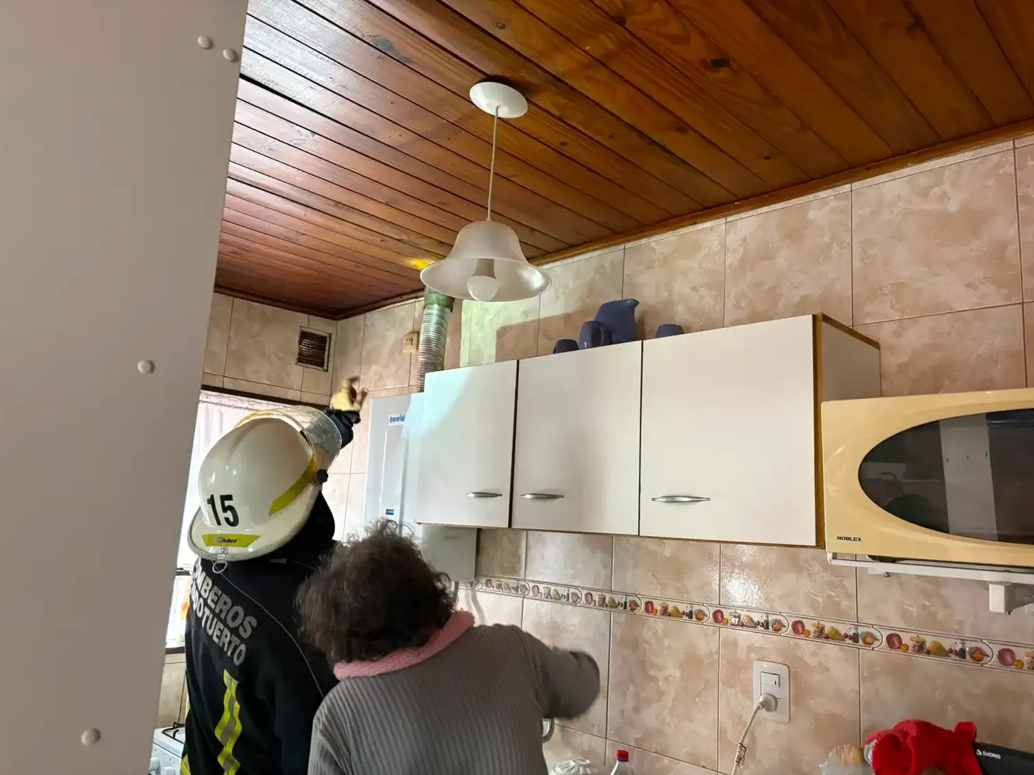 Bombero revisando el conducto de ventilación del calefón en calle Agüero. Foto: BVVT