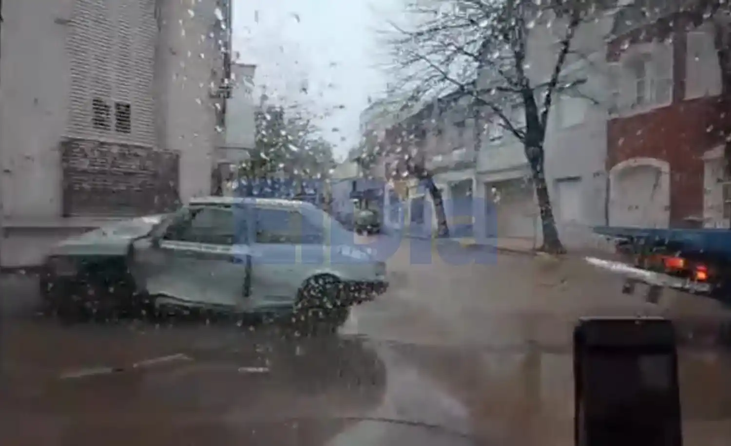 Un 147 terminó estampado contra una pared en una esquina céntrica