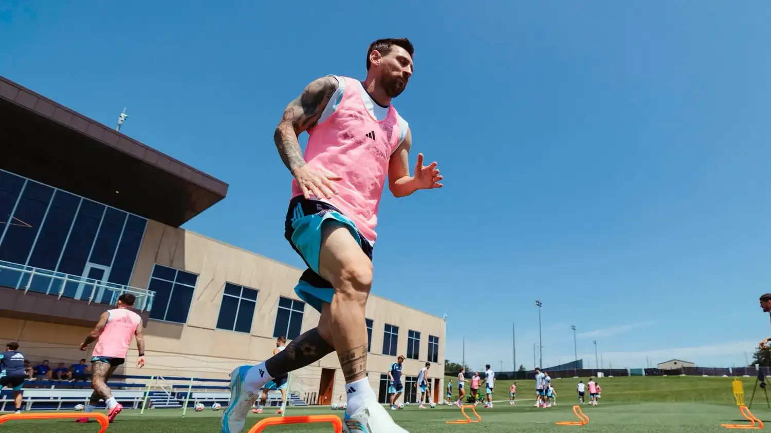 Messi brilló con tres goles en el debut.