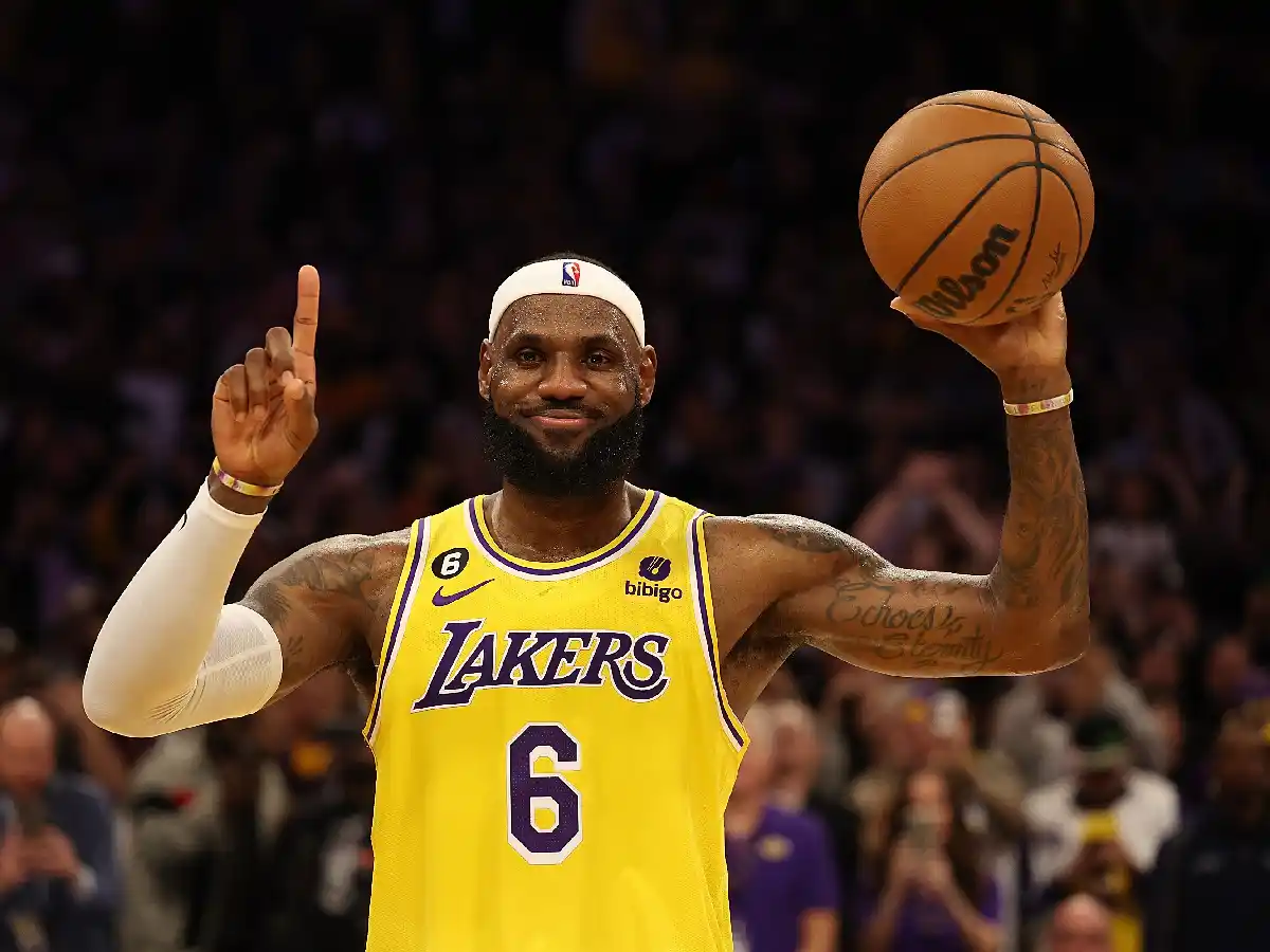 LeBron James hizo historia en la NBA