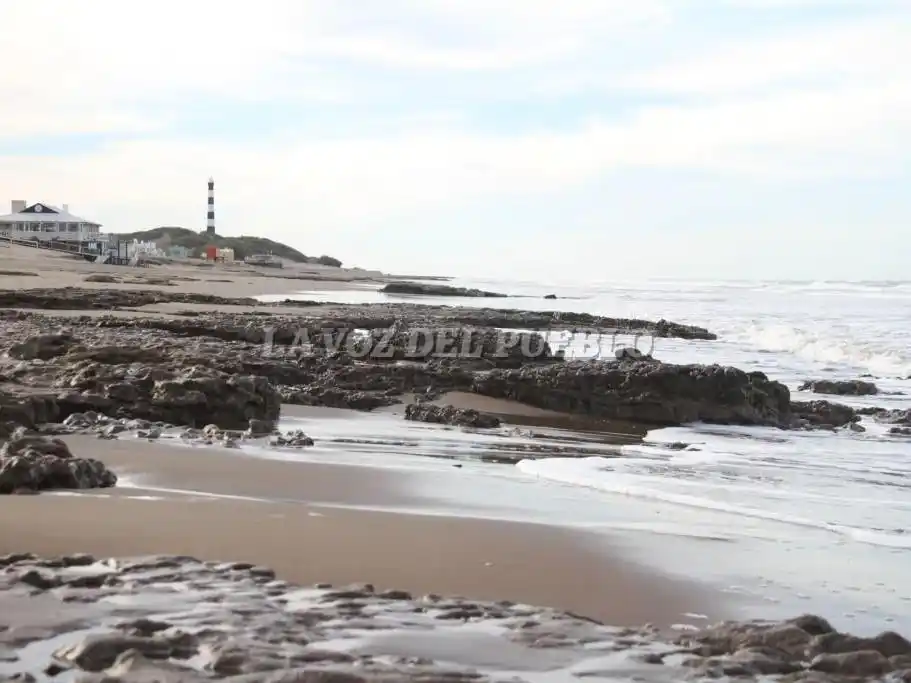 Los fuertes vientos costeros del sábado reciente dejaron al descubierto una gran cantidad de piedras en las playas céntricas