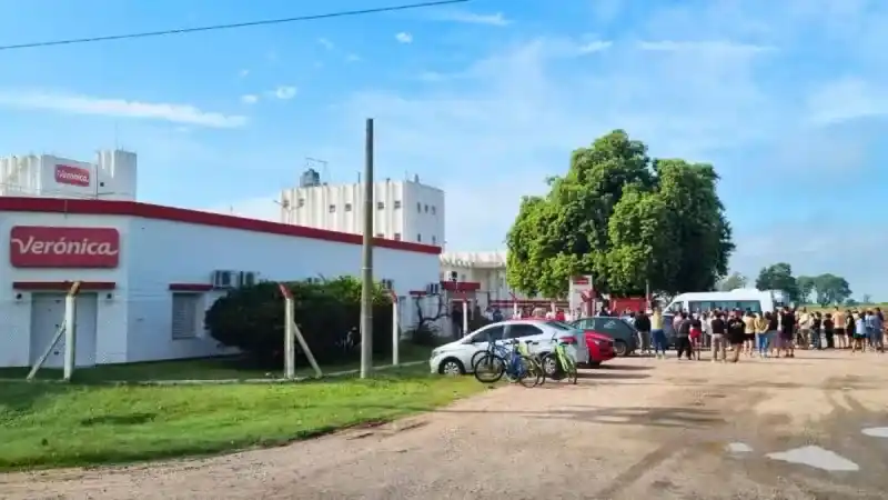 Manifestación pacífica en Lehmann: trabajadores de Lácteos Verónica exigen respuestas