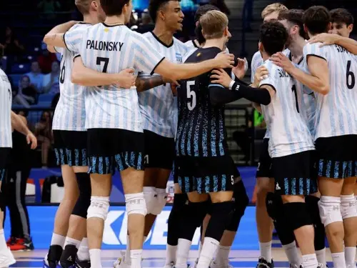 Argentina se mide con Brasil desde las 16.  Foto:FEVA.