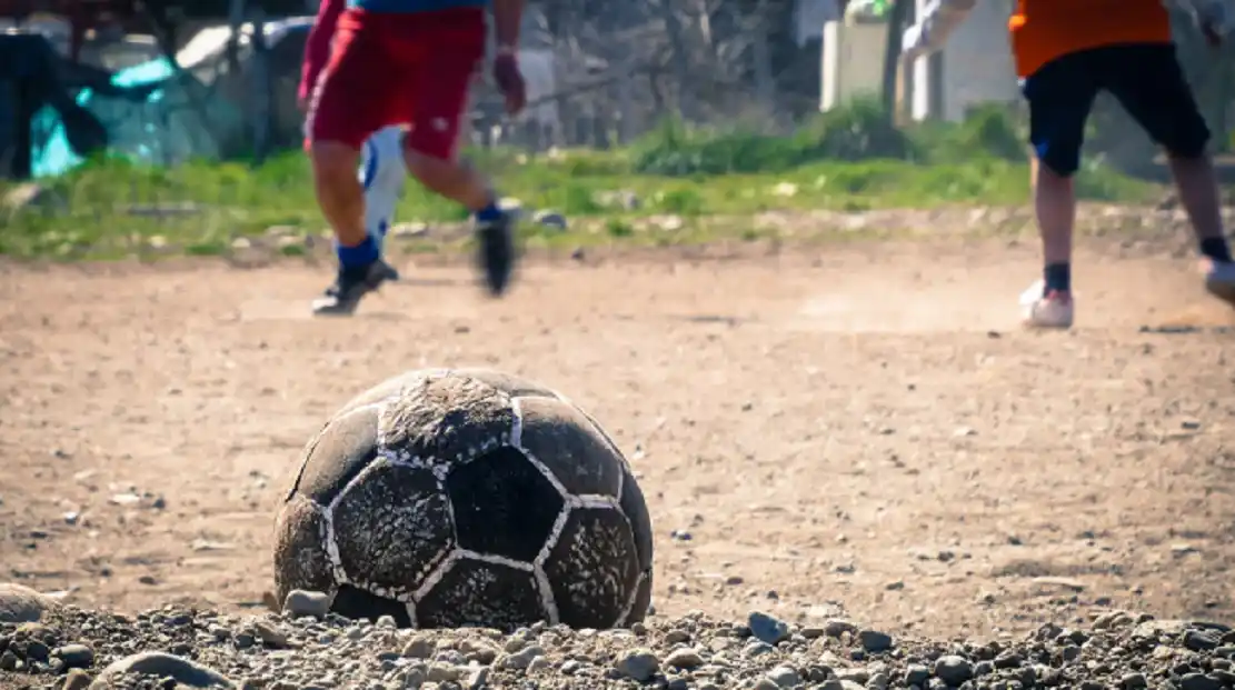 Balearon a cinco chicos que jugaban al fútbol en una cancha de barrio
