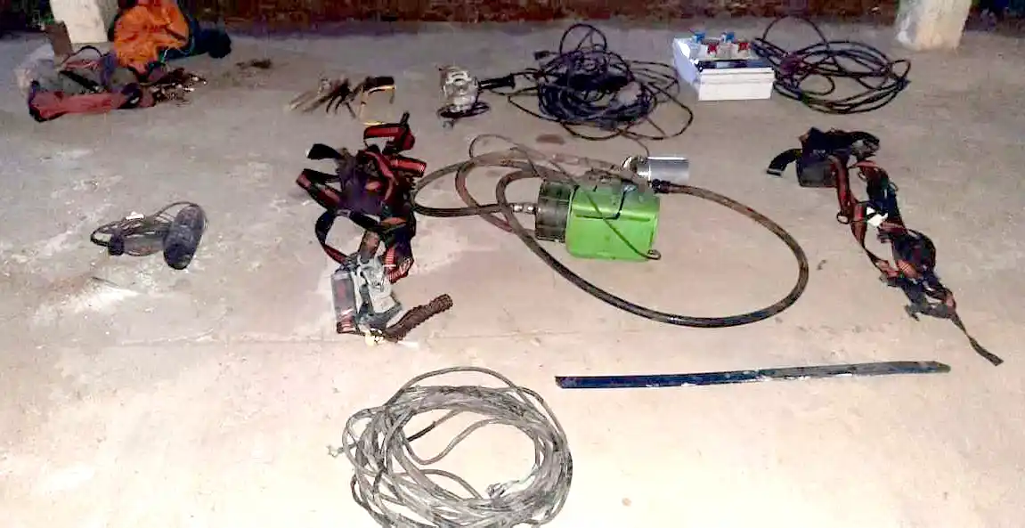 Objetos recuperados por los policías y el portón violentado con una barreta de hierro