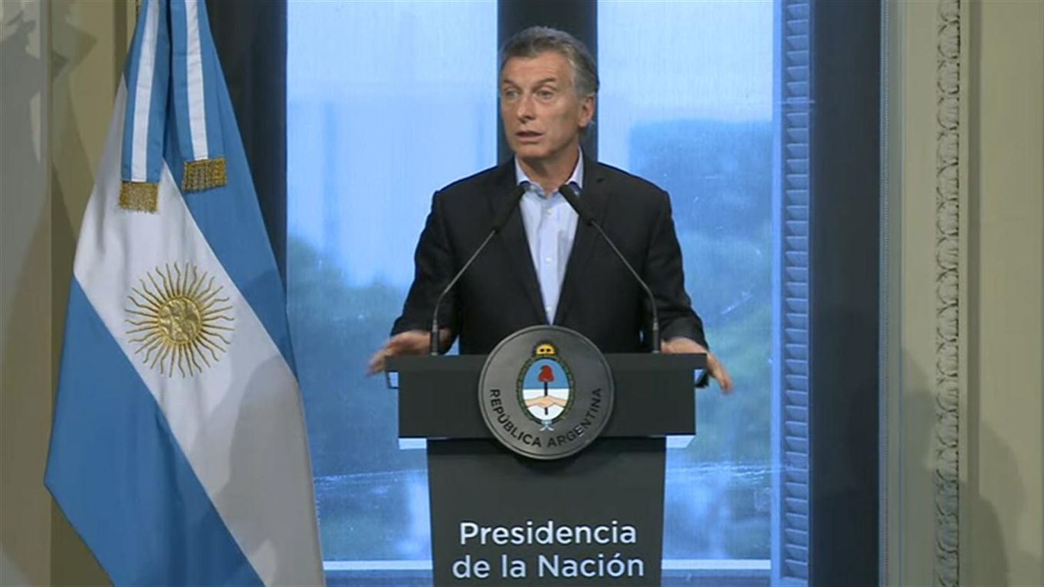 Macri firmó el decreto que modifica la Ley de Migraciones